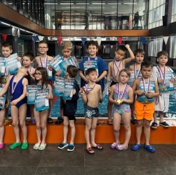 Соревнования по плаванию для детей в возрастной категории 6-8 лет.